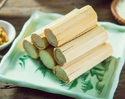 Mai Chau from Hanoi 2026 | Travel Guide, Transfer & Things To Do Com lam bamboo sticky rice Vietnamese food specialty from Mai Chau served with grilled pork and mountain herbs on banana leaf