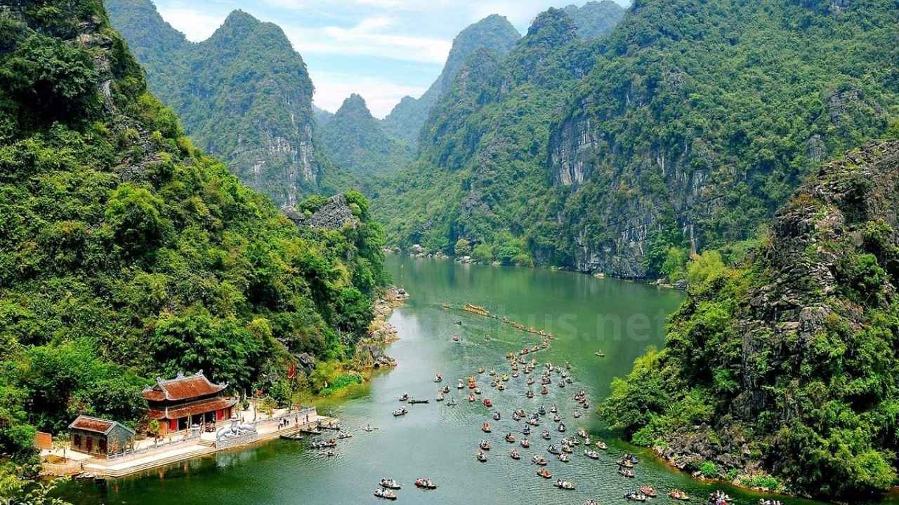 Ninh Binh Travel Guide 2026: Scams, Tips & Halong on Land Trang An boat tour entering a cave Ninh Binh