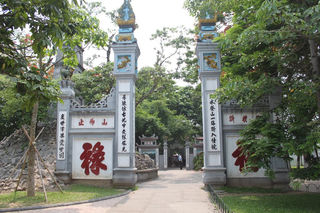 Hanoi best things to do & travel guide Hoan Kiem Lake in Hanoi with Ngoc Son Temple and The Huc Bridge at sunset