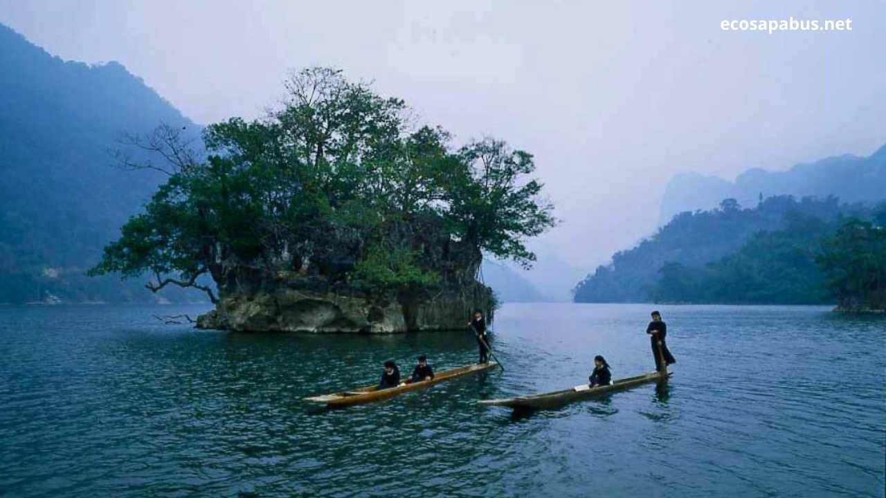 Boat tour on Ba Be Lake with limestone mountains