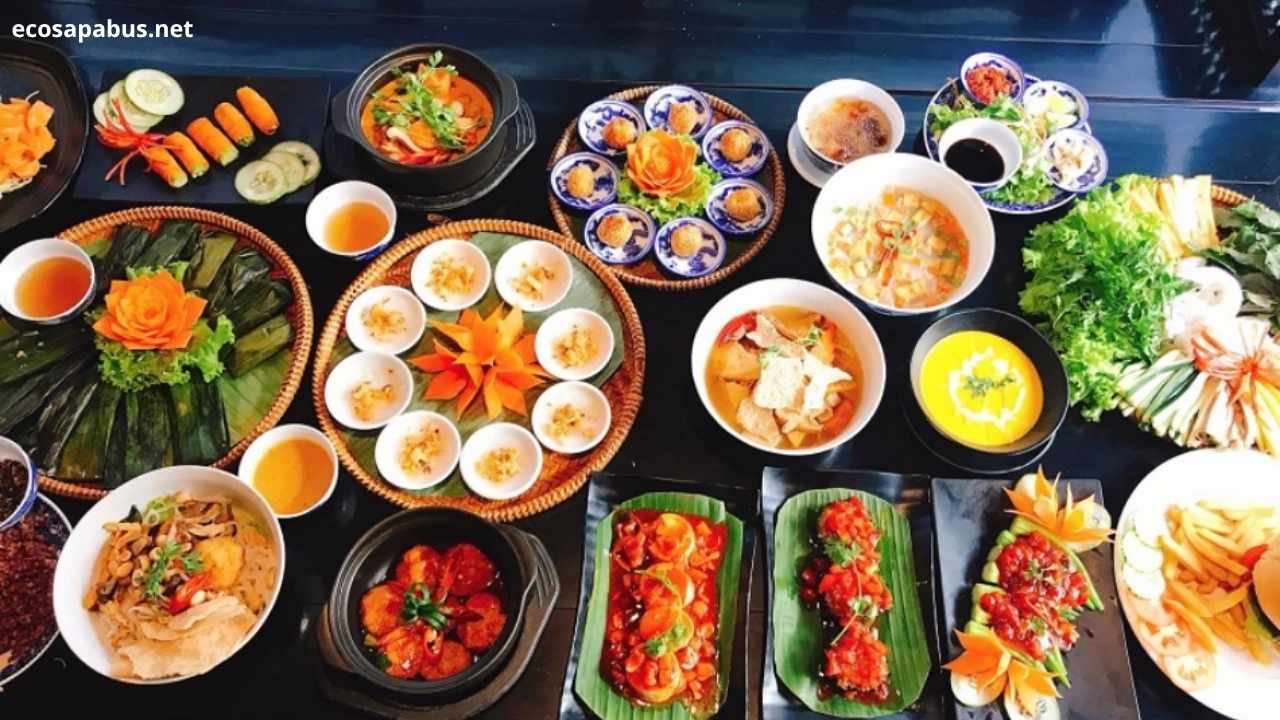 Bun Bo Hue noodle soup local street food market — best Hue food guide 2026