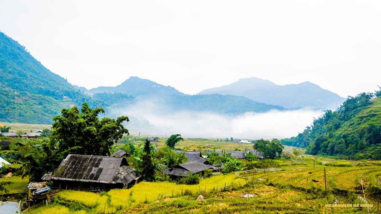 Ma Tra Village Sapa Vietnam — Hmong woman weaving at wooden loom terraced hillside