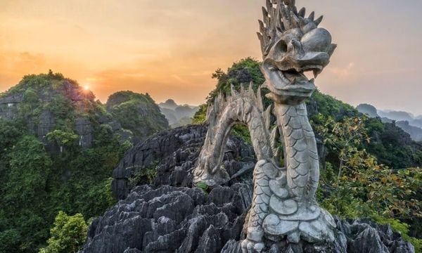 Mua Cave Hang Mua dragon viewpoint Ninh Binh Tam Coc 500 steps