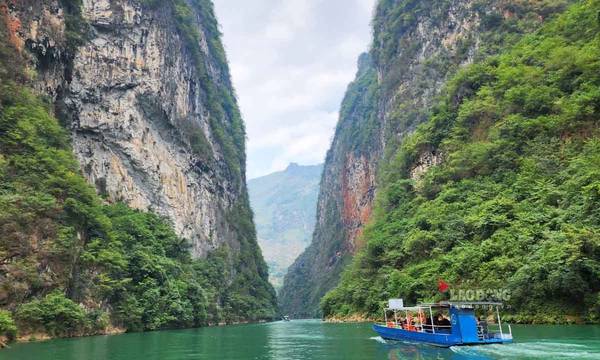 Nho Que River turquoise green gorge Ma Pi Leng Ha Giang Vietnam