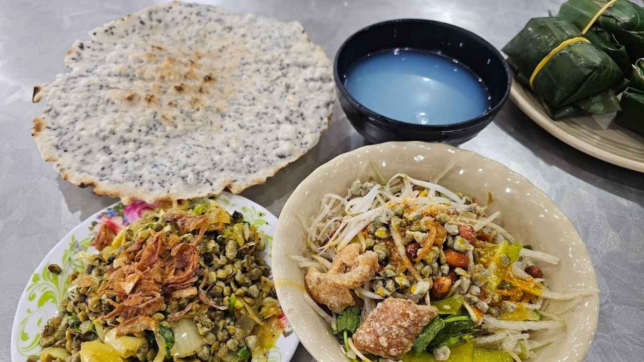 Hue Vietnam Travel Guide 2026 – Things To Do, Imperial City & Local Tips Com Hen Hue mussel rice