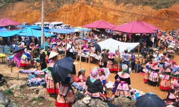 Meo Vac Sunday market Flower Hmong ethnic minority Ha Giang Vietnam