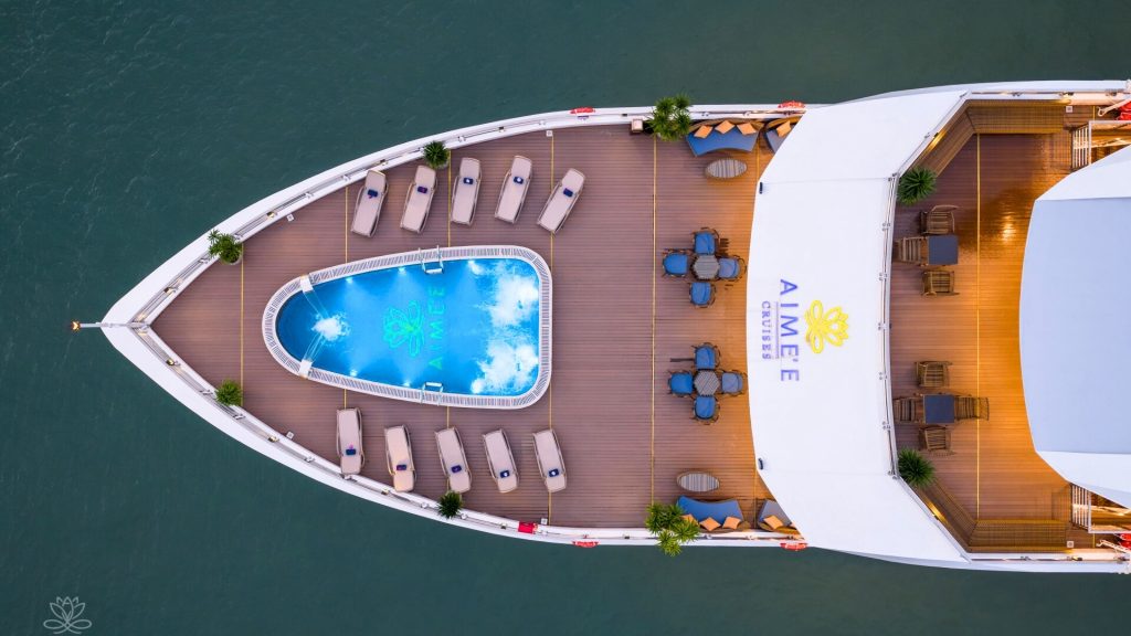 Aimee Cruise outdoor jacuzzi with bay view on Halong Bay