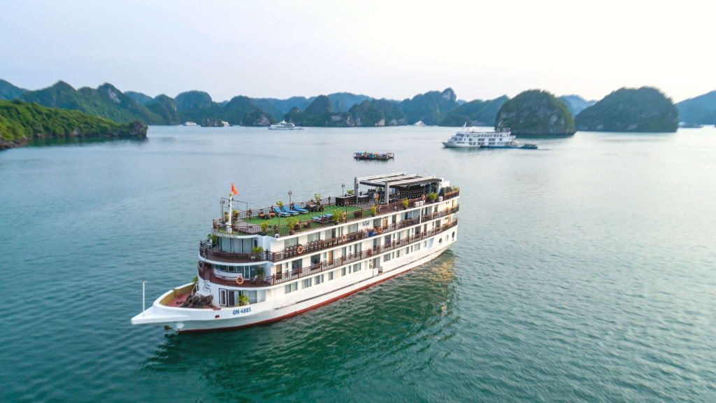 Amanda Cruise sailing through Halong Bay