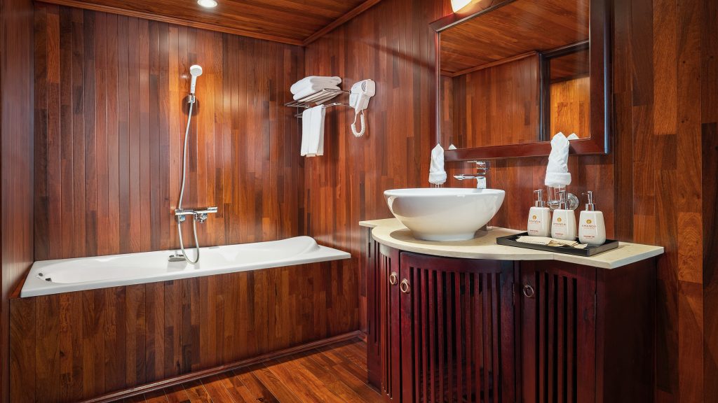 Amanda Legend Cruise bathroom with bathtub on Amanda Legend Cruise