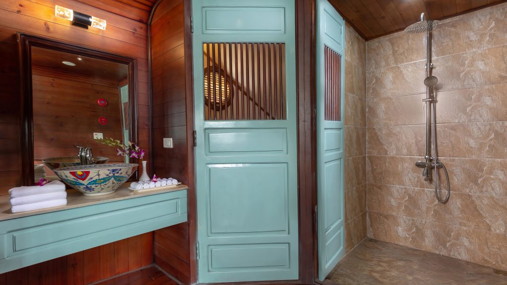 Amazing Sails Explorer Cruise Private bathroom with bathtub on Amazing Sails Explorer Cruise Private