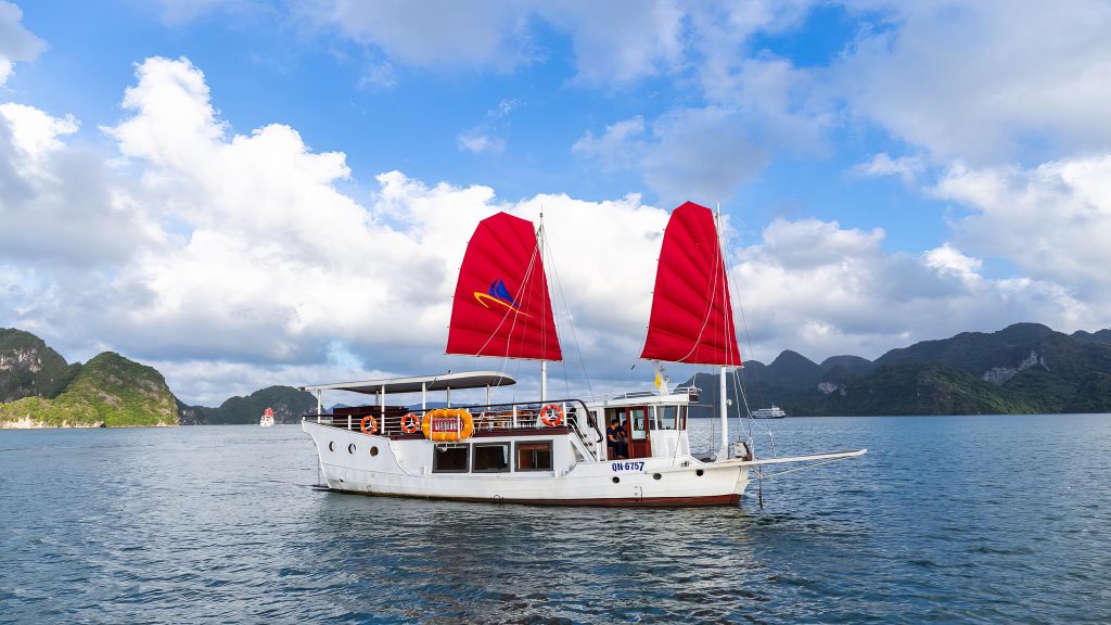 Amazing Sails Explorer Cruise Private sailing through Halong Bay / Bai Tu Long Bay