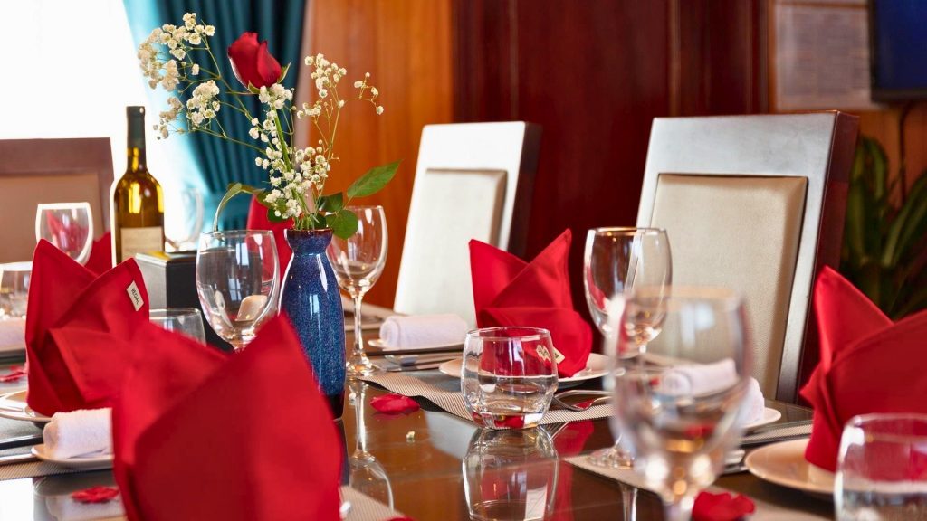 Amazing Sails Gallery Private Cruise restaurant and onboard dining area