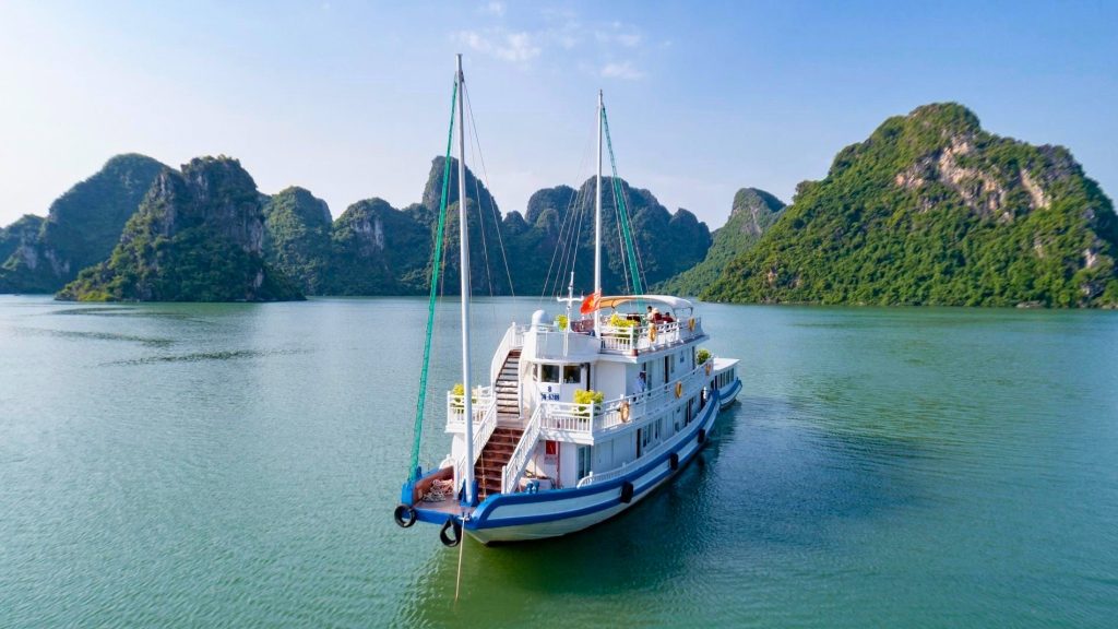 Amazing Sails Gallery Private Cruise onboard experience in Halong Bay / Bai Tu Long Bay