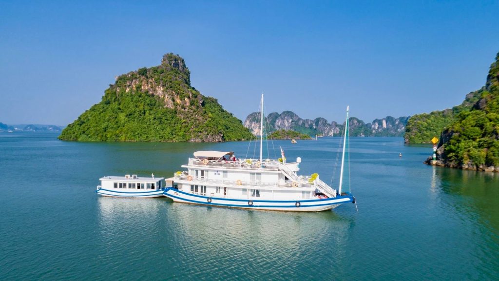 Amazing Sails Gallery Private Cruise sailing through Halong Bay / Bai Tu Long Bay