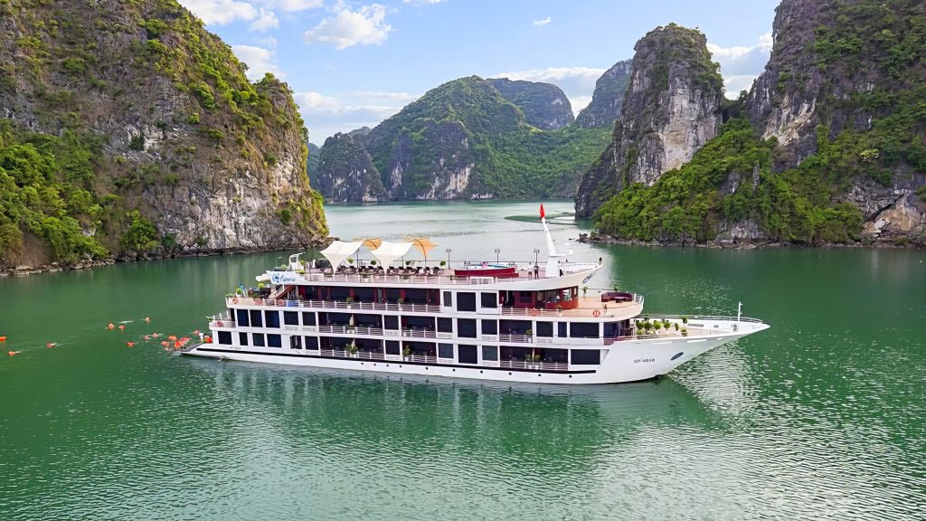 Aspira Cruises sailing through Lan Ha Bay
