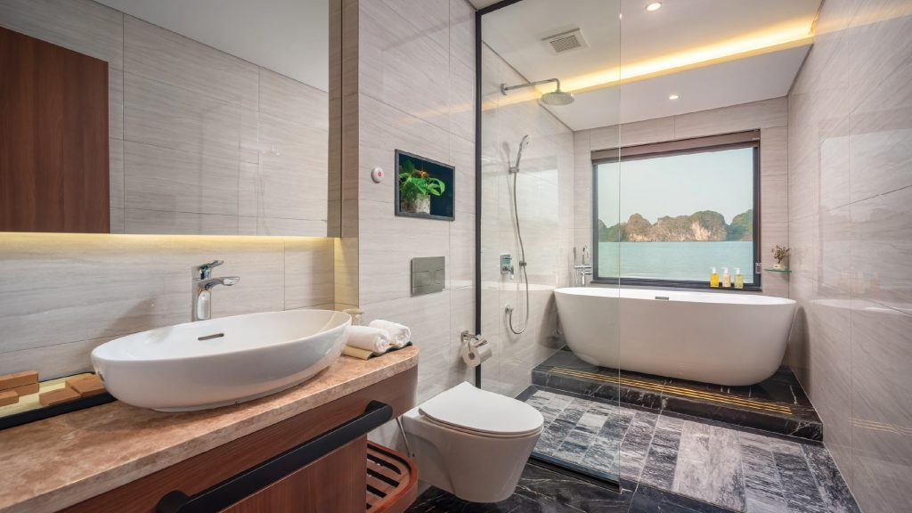 Calista Cruise bathroom with bathtub on Calista Cruise