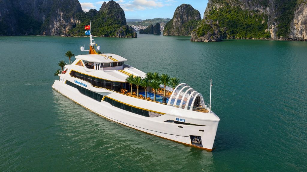 Catherine Horizon Cruise sailing through Halong Bay