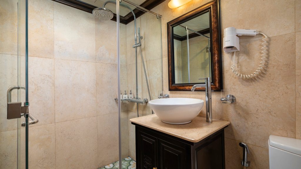 Cozy Bay Grand Cruise bathroom with bathtub on Cozy Bay Grand Cruise