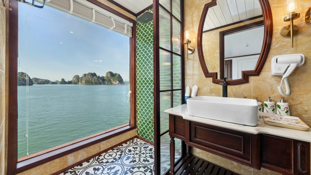 Cycad Cruise bathroom with bathtub on Cycad Cruise