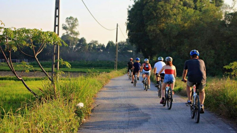 Cycle To The Old Long Bien Bridge