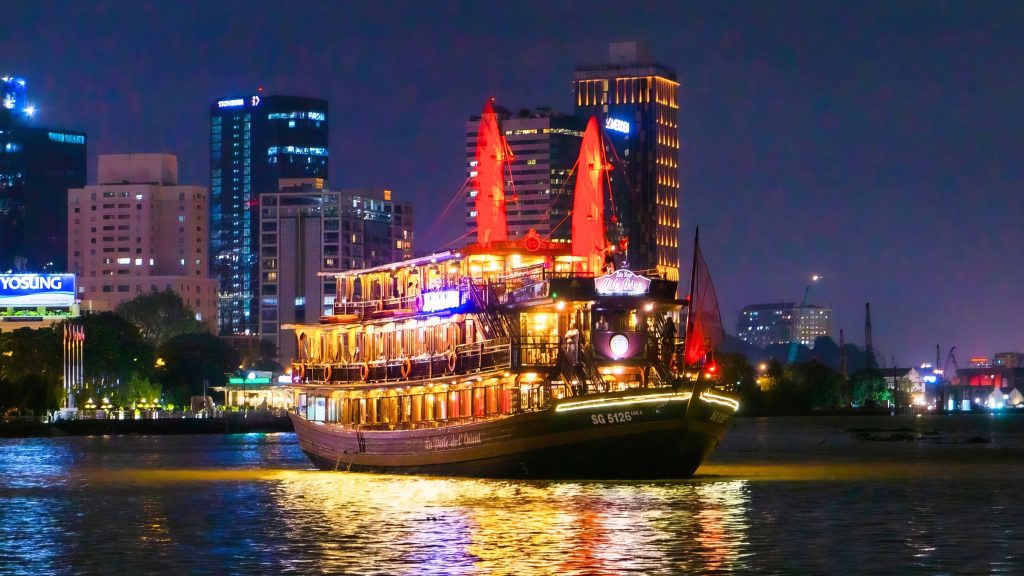 Dinner Cruise On Saigon River – EcoSapa Bus