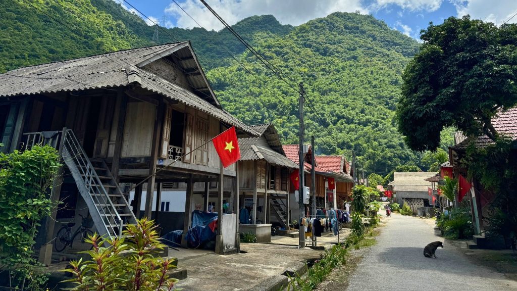 Explore The Local Daily Life In Van Village in Lac Village