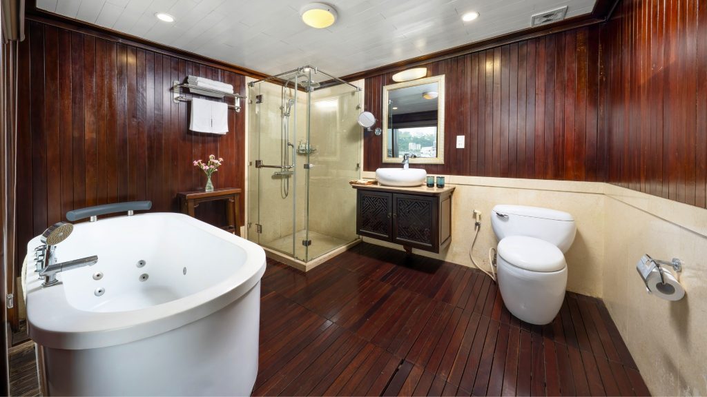 Garden Bay Peak Cruise bathroom with bathtub on Garden Bay Peak Cruise