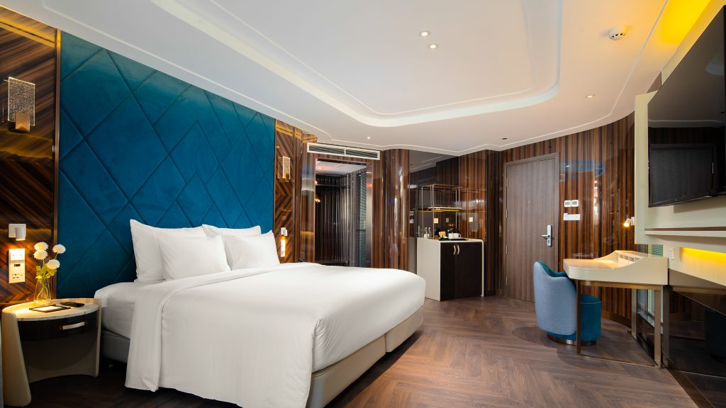 Grand Pioneers Cruise Owner's Suite cabin