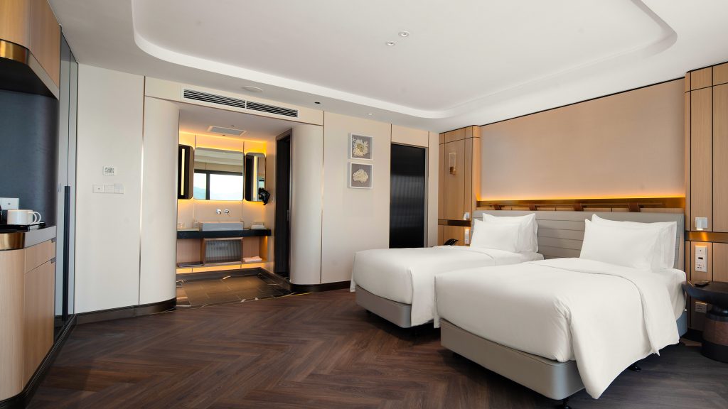 Grand Pioneers Cruise Veranda Suite cabin