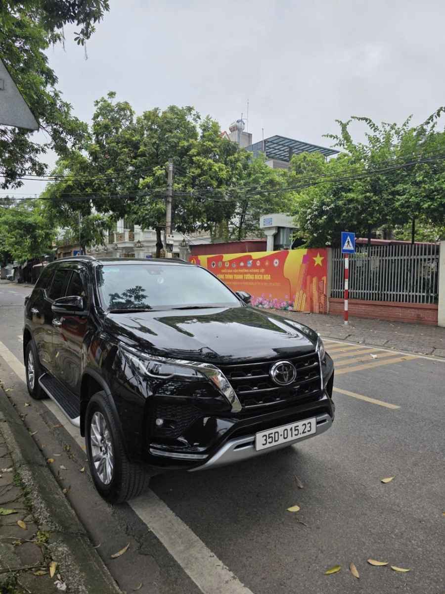 White 7-seat private car for Hanoi to Ninh Binh transfer
