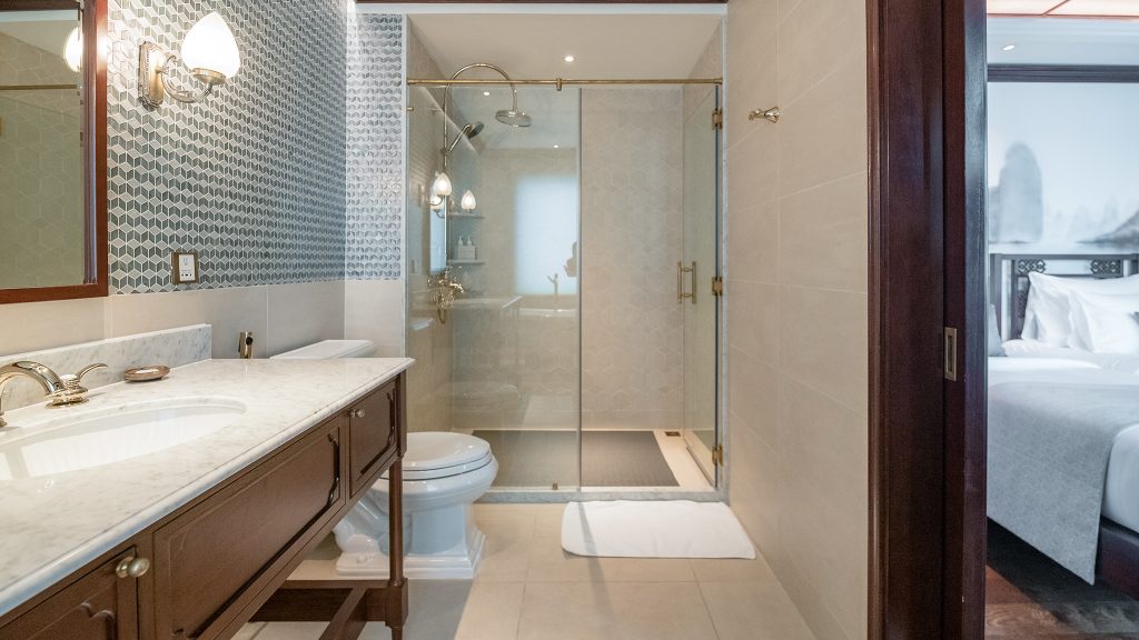 Heritage Line Ginger Cruise bathroom with bathtub on Heritage Line Ginger Cruise