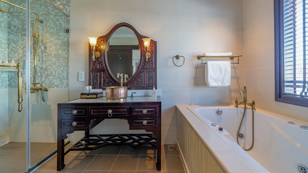 Heritage Line Violet Cruise bathroom with bathtub on Heritage Line Violet Cruise