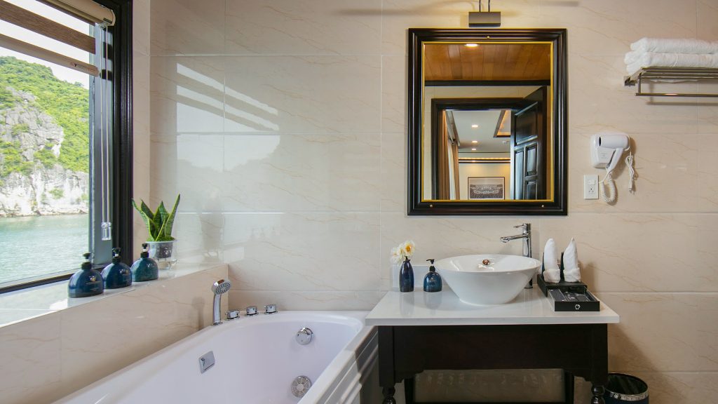 Hermes Cruise bathroom with bathtub on Hermes Cruise