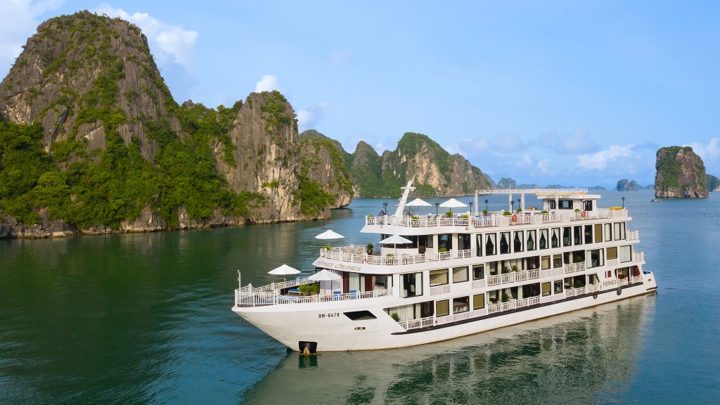 Hermes Cruise sailing through Halong Bay