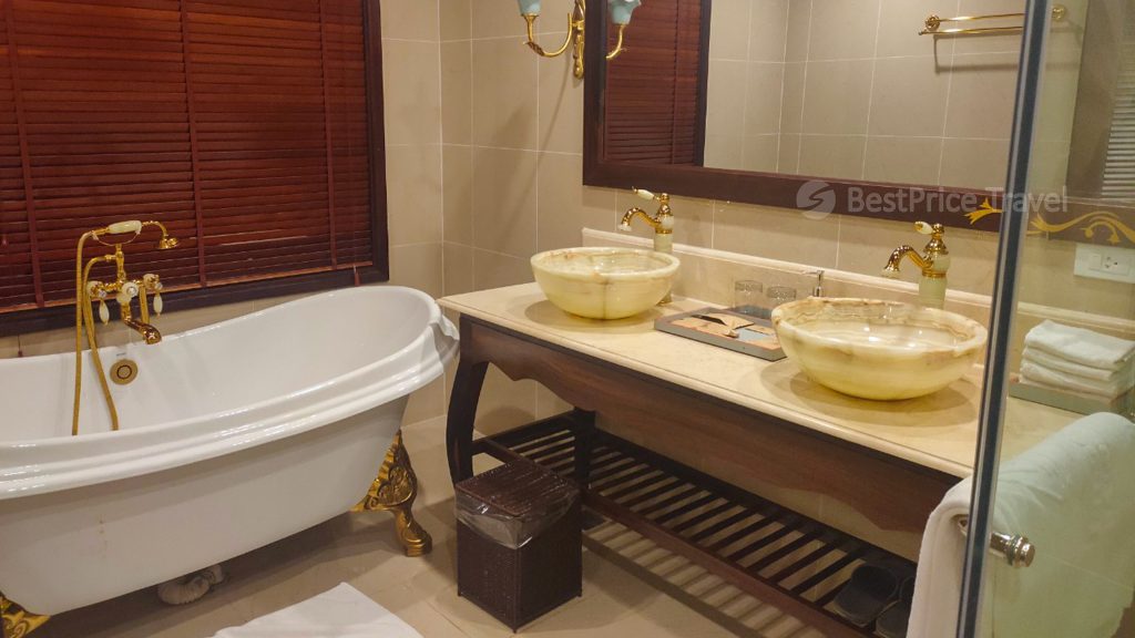 Indochine Cruise bathroom with bathtub on Indochine Cruise
