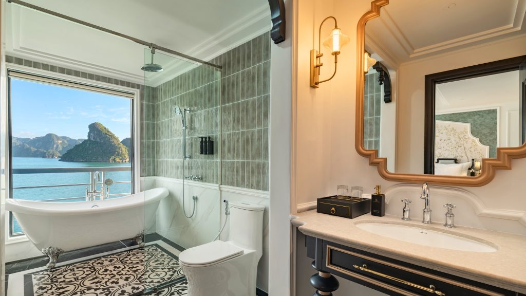 La Casta Star Cruise bathroom with bathtub on La Casta Star Cruise