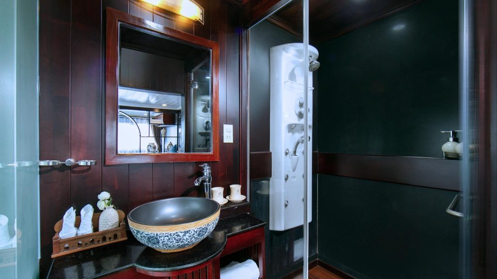 La Regina Classic Cruise bathroom with bathtub on La Regina Classic Cruise