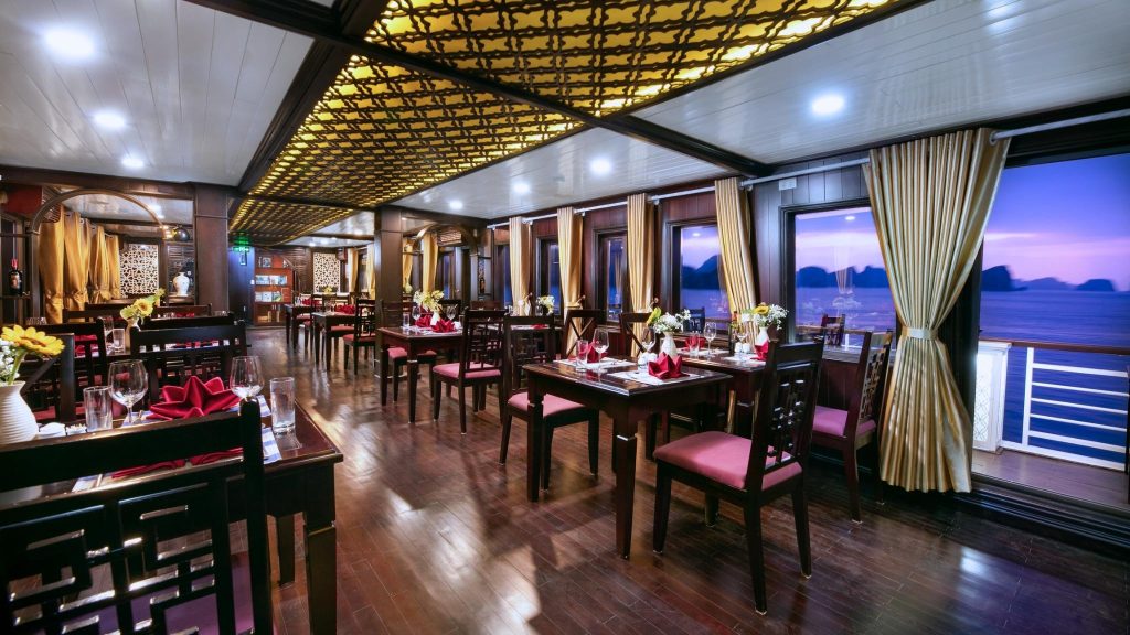 La Regina Classic Cruise restaurant and onboard dining area