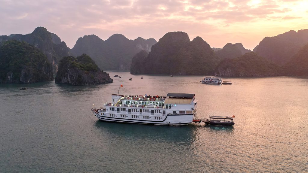 La Regina Classic Cruise sailing through Bai Tu Long Bay