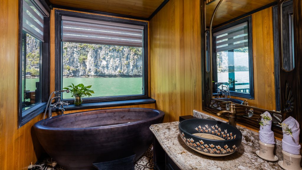 La Regina Grand Cruise bathroom with bathtub on La Regina Grand Cruise