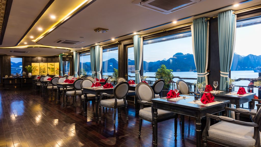 La Regina Grand Cruise restaurant and onboard dining area