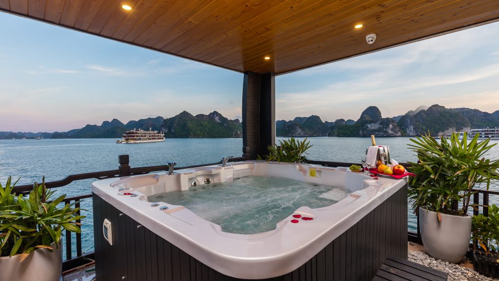 La Regina Grand Cruise outdoor jacuzzi with bay view on Lan Ha Bay - Cat Ba Island
