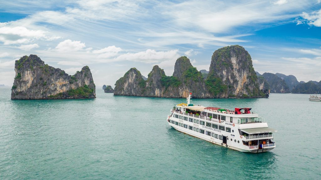 La Regina Royal Cruise sailing through Halong Bay