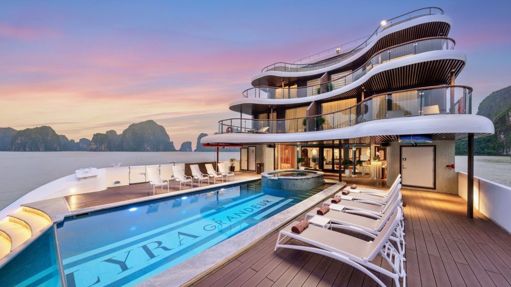 Lyra Grandeur Cruise outdoor jacuzzi with bay view on Lan Ha Bay - Cat Ba Island