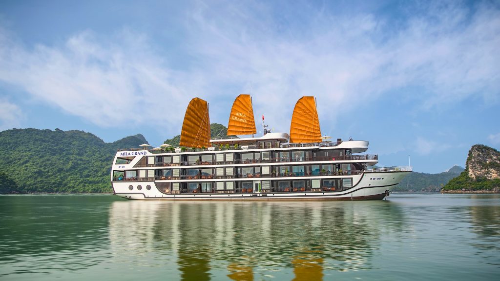 Mila Grand Cruise sailing through Lan Ha Bay - Cat Ba Island
