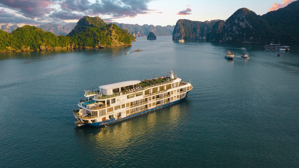 Mon Cheri Cruise sailing through Lan Ha Bay - Cat Ba Island