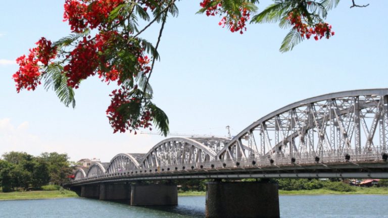 Hue Street Food Walking Tour 4 Hours – Perfume River