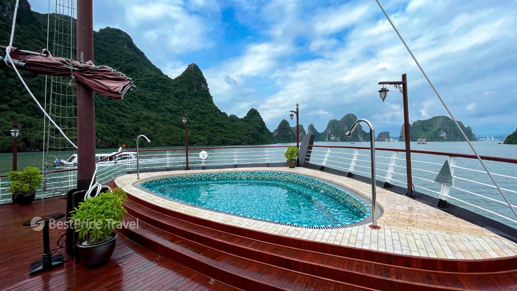Orchid Trendy Cruise outdoor jacuzzi with bay view on Lan Ha Bay - Cat Ba Island