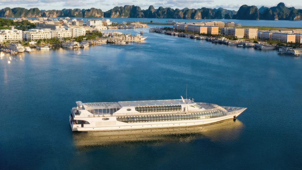 Paradise Delight Cruise sailing through Halong Bay