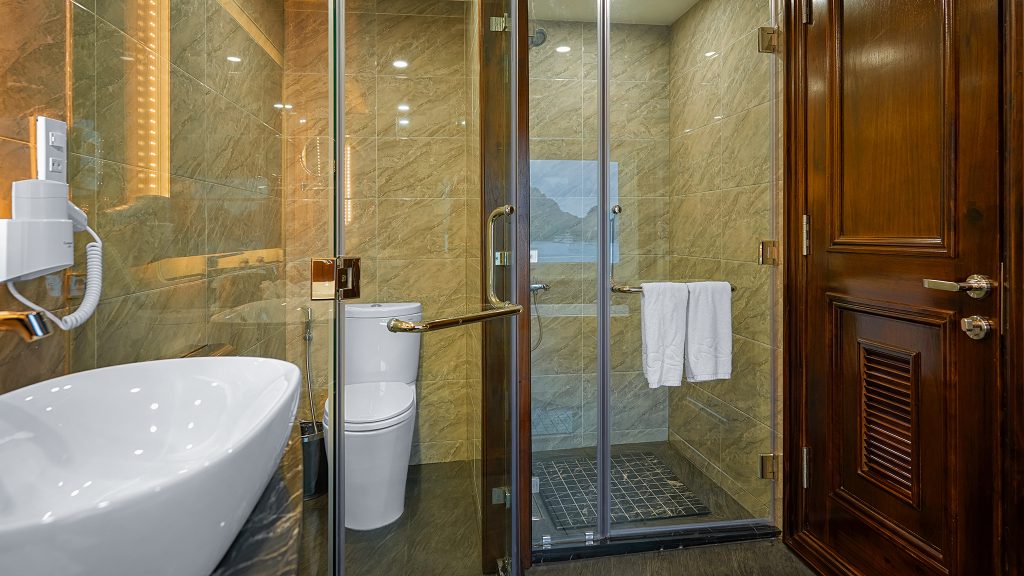Paradise Grand Cruise bathroom with bathtub on Paradise Grand Cruise